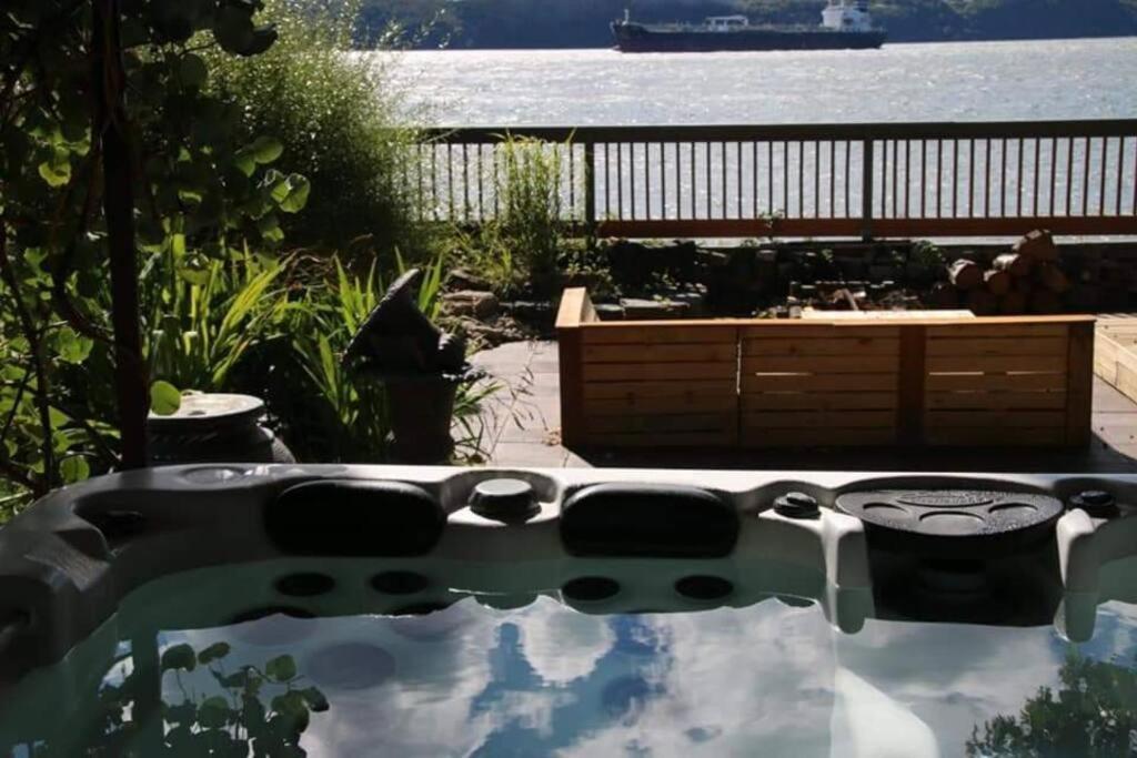 Om Chalet 2 Avec Spa Et Foyer Borde Du Fleuve Saint-Pierre-de-l'Ile-d'Orleans Екстер'єр фото